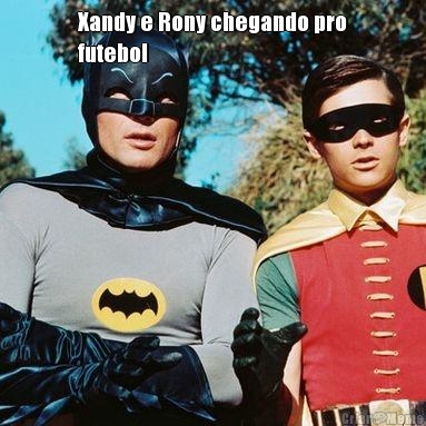 Xandy e Rony chegando pro
futebol 